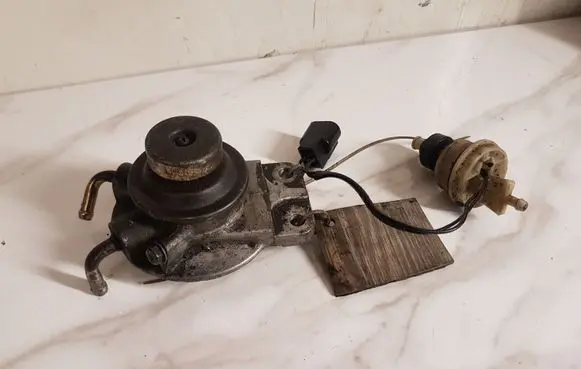 Mitsubishi Pajero Sport I Fuel filter housing 