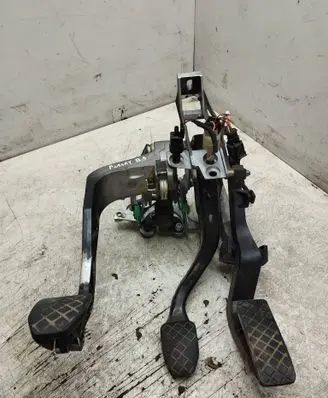 Volkswagen PASSAT B5 Pedal assembly 8D1721117D