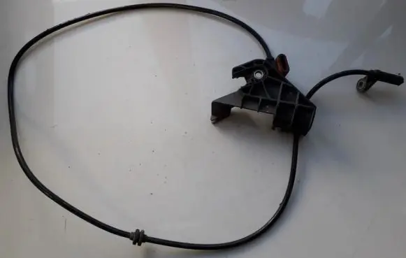 Mercedes-Benz C AMG W204 ABS brake wheel speed sensor 071161913 0711-61913