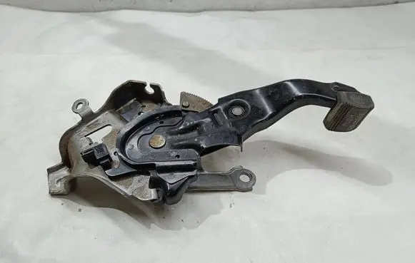 Lexus RX 330 - 350 - 400H Brake pedal 