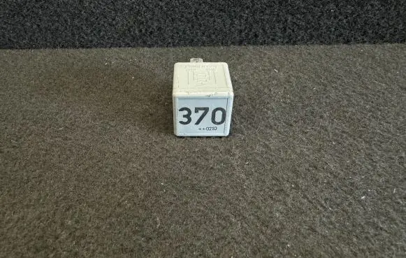 Volkswagen PASSAT B5.5 Other relay 8D0951253