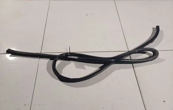 Toyota Avensis T250 Rubber seal front coupe door 