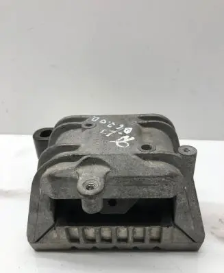 Volkswagen PASSAT B6 Engine mount bracket 1K0199262