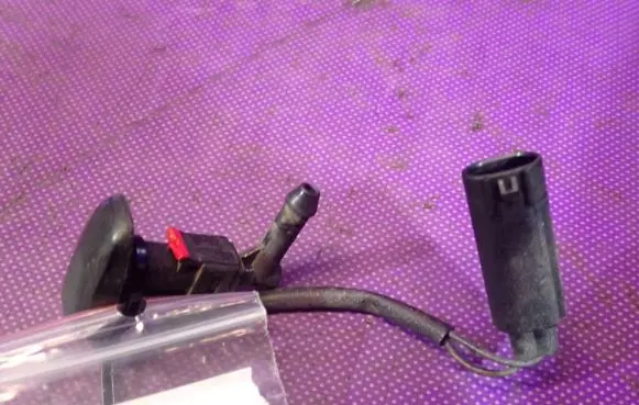 Windshield washer spray nozzle
