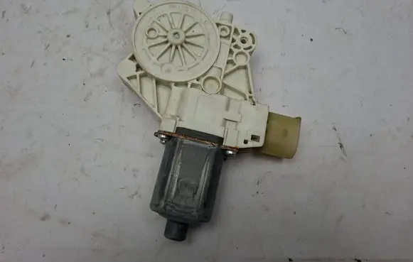 BMW 4 F32 F33 Front door window regulator motor 70460310