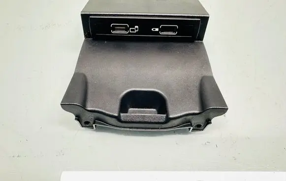Mercedes-Benz A W176 USB socket connector A1728201700