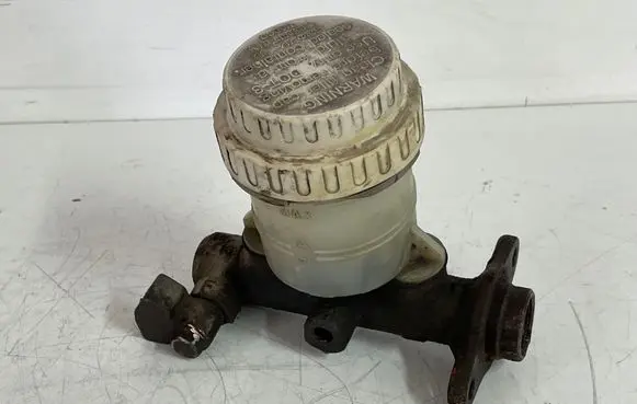Mitsubishi Pajero Master brake cylinder