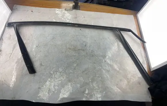 Ford Focus Rubber seal front door window/glass D1M2A