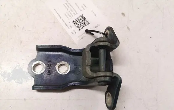 Chevrolet Captiva Front door upper hinge 06H25