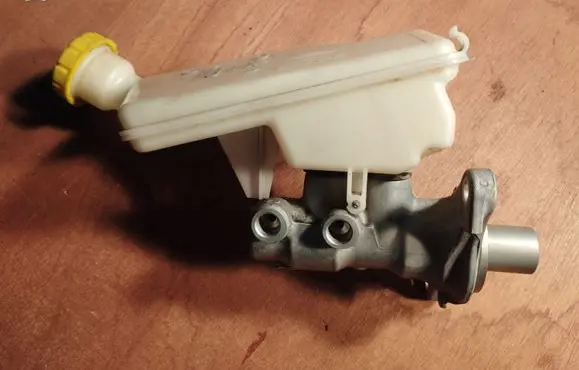 Peugeot 208 Master brake cylinder 32069745
