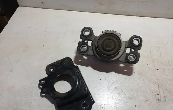 Volvo XC70 Engine mount bracket 6G927M121