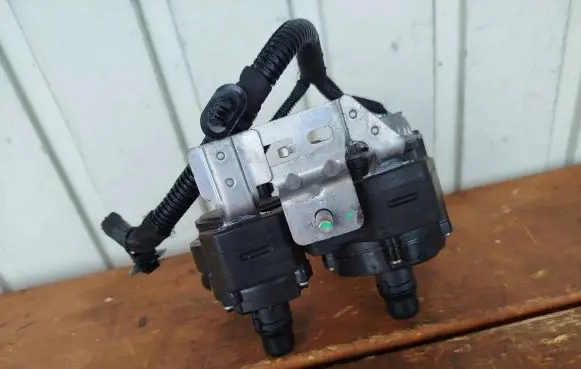 Peugeot 3008 II Water pump 9818813480