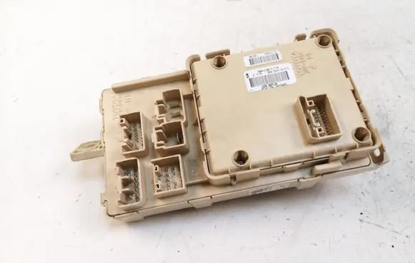Toyota Corolla Verso AR10 Fuse module 892210F020