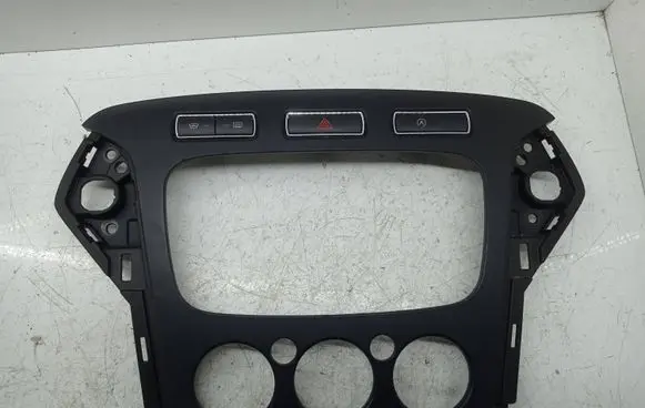 Radio/GPS head unit trim