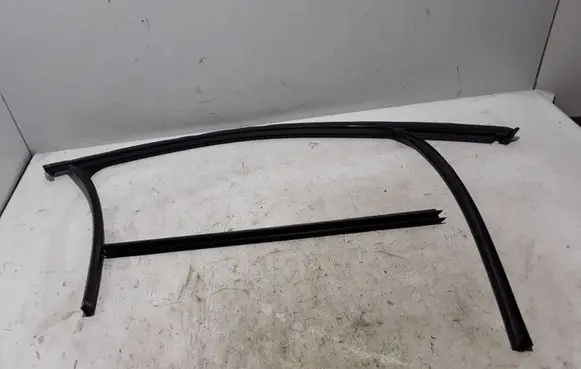BMW X4 F26 Rubber seal front door (on door) 7335506
