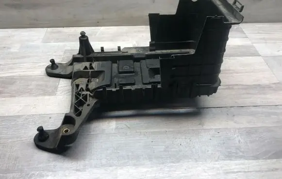 Volkswagen Golf VI Battery tray 1K0915325B