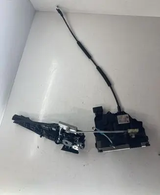 Opel Meriva B Front door lock 3001112222