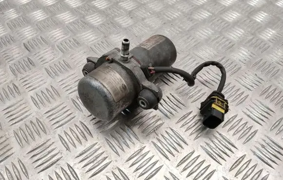 Mercedes-Benz E W212 Vacuum pump A0004302832