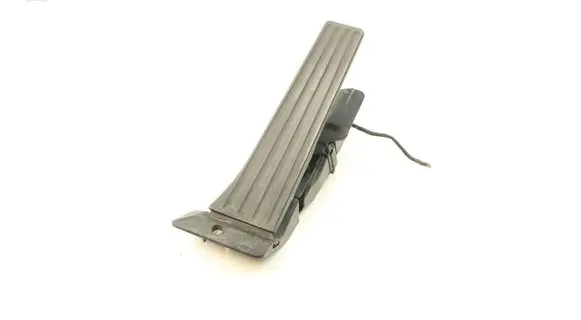 Accelerator throttle pedal