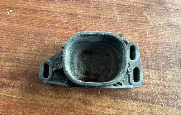 Audi A4 S4 B6 8E 8H Engine mounting bracket 8E0199335A