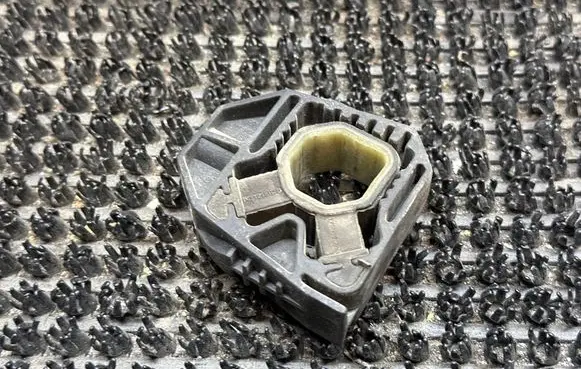 Radiator mount bracket