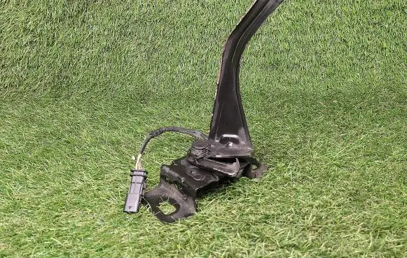 Buick Encore I Engine bonnet/hood lock/catch 559618291 182915596