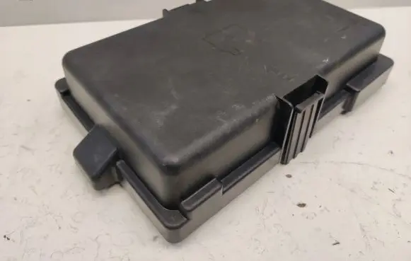 Chrysler Pacifica Fuse box cover 63513382