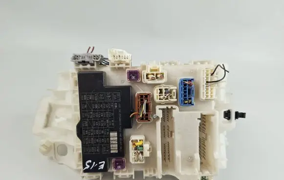 Suzuki Swift I Fuse module P6020959