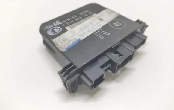 Mercedes-Benz E W210 Door control unit/module 2108207626