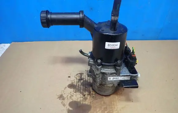 Citroen C4 I Picasso Power steering pump 9685590380