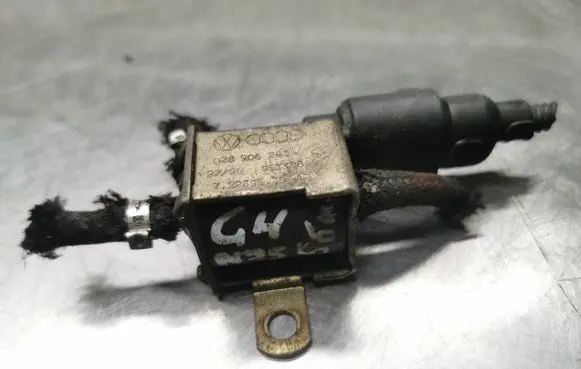 Volkswagen Golf IV Turbo solenoid valve 028906283N