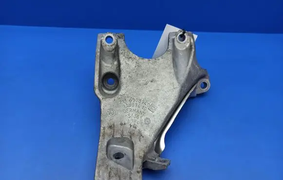 BMW 6 E63 E64 Engine mounting bracket 6770940 13807410 2211677094002
