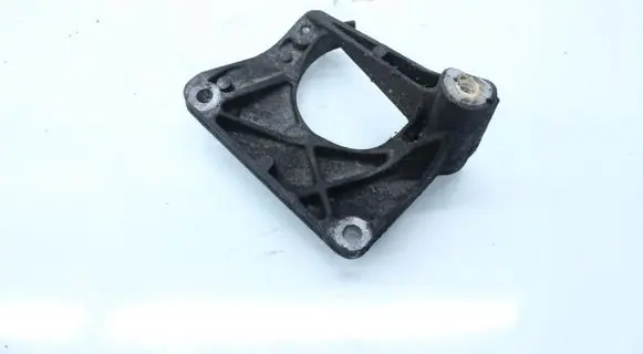Engine mounting bracket