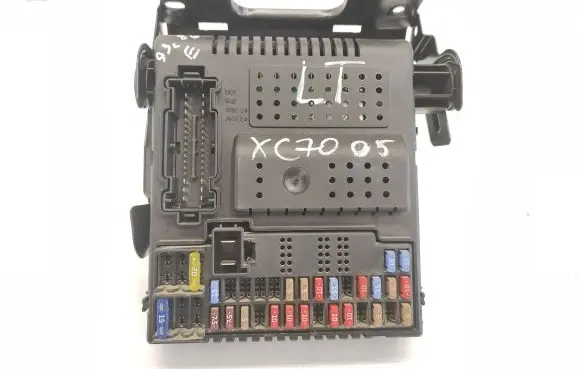 Volvo V70 Fuse module 30728356 12216069 04W401