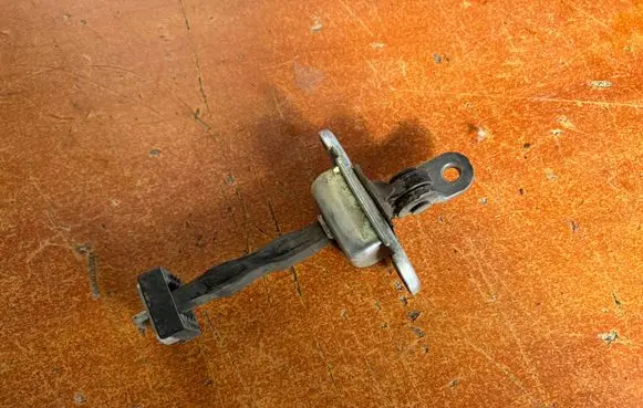 Chevrolet Matiz Front door check strap stopper