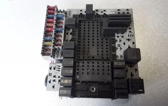 Volvo V70 Fuse module 8651547