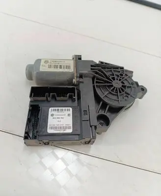 Volkswagen Touran II Front door window regulator motor 5K0959793 05075712 71225081110891