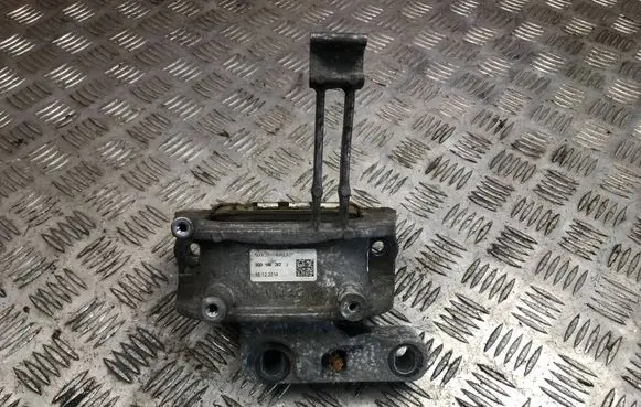 Volkswagen PASSAT B8 Engine mount bracket 3Q0199262J
