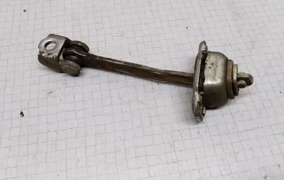 Opel Astra G Rear door check strap stopper