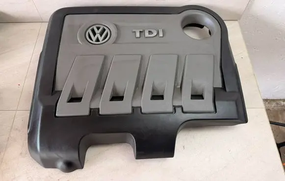 Volkswagen PASSAT B7 Engine cover (trim) 