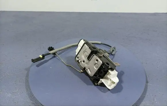 Volvo V40 Front door lock 31391824