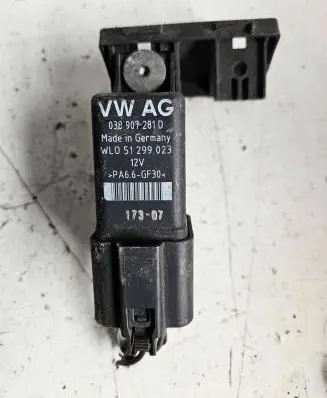 Volkswagen Golf V Glow plug pre-heat relay 038907281D 51299023