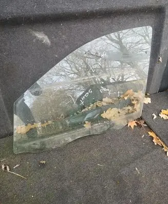 Hyundai Santa Fe Front door window glass four-door