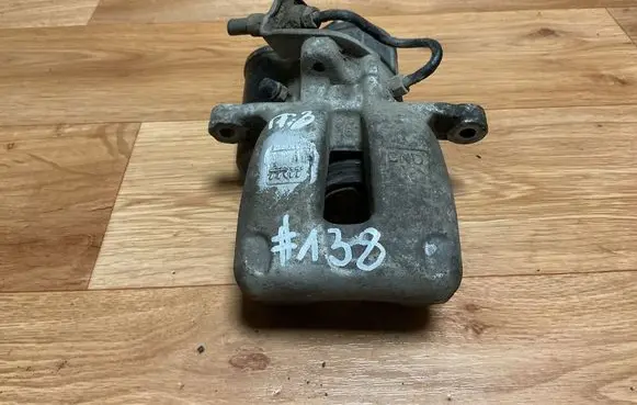 Volkswagen PASSAT B6 Rear brake caliper 32330208