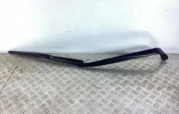 Lexus CT 200H Front wiper blade arm