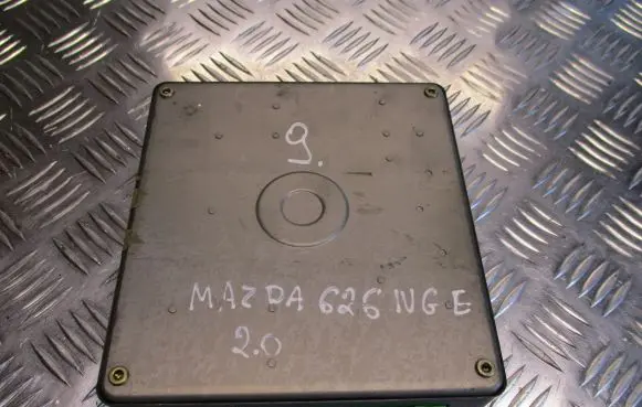 Mazda 626 Engine control unit/module E2T82081M