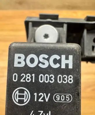 Volkswagen PASSAT B6 Glow plug pre-heat relay 0281003038