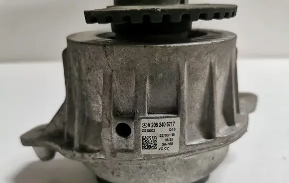 Mercedes-Benz C W205 Engine mount bracket A2052406717