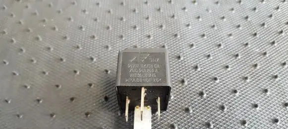 Volkswagen Golf IV Other relay 95VW10K705CA V23136-J6-X45