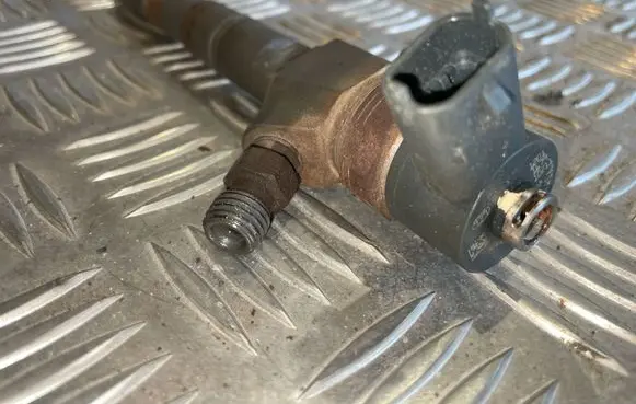 Opel Astra J Fuel injector 0445110327